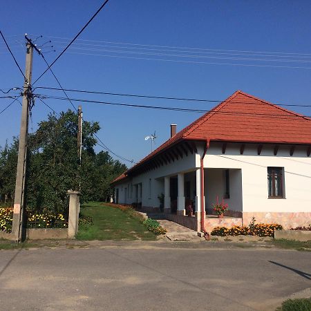 Bajusz Vendeghaz Hotel Tornyosnemeti ภายนอก รูปภาพ